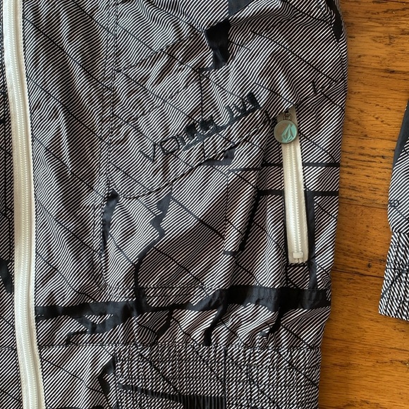Volcom Transition Performance Driven Streetwear Hooded Windbreaker Size Medium - Picture 4 of 17